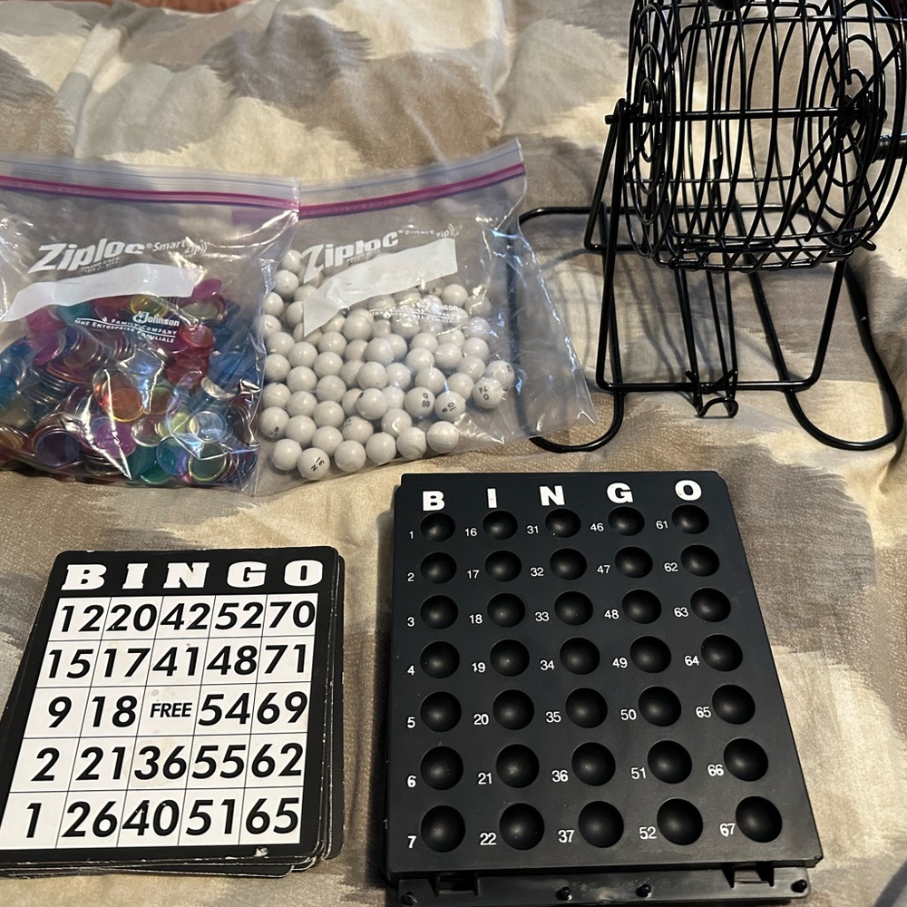 Bingo set! 76 balls. All pieces intact.